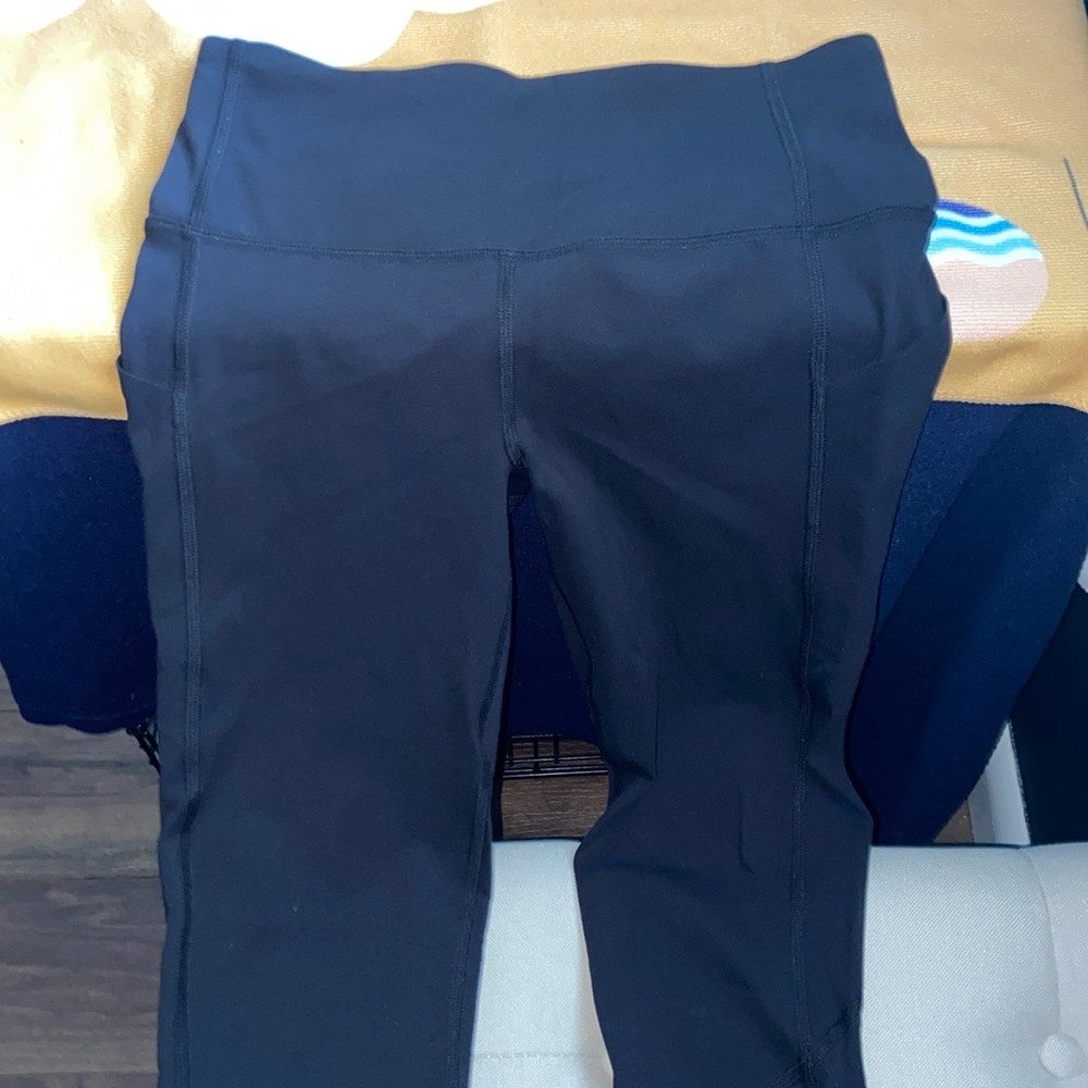 LIKE NEW LULULEMON CAPRI LEGGINGS WITH Pockets